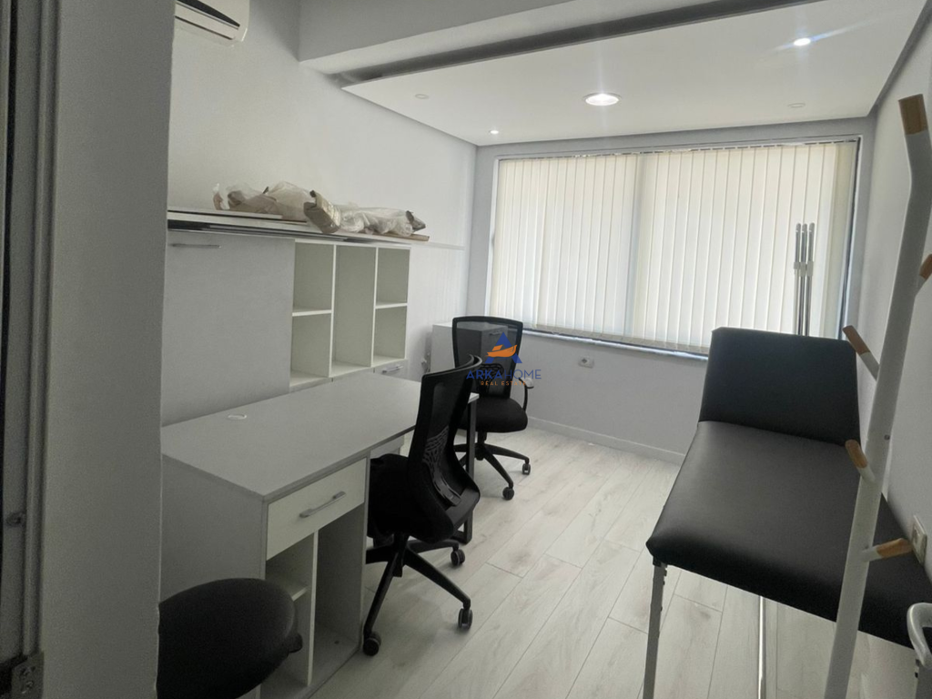LOCALE CLINICO IN AFFITTO 4+1 "UNAZA E RE" 2000 EURO