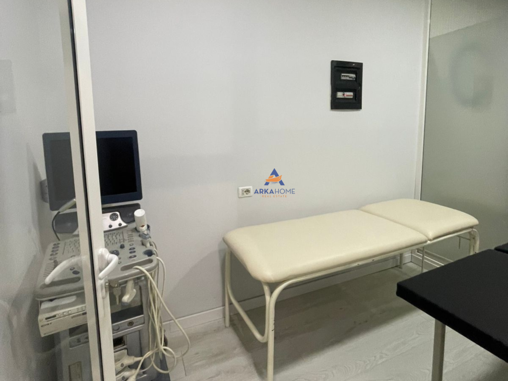 LOCALE CLINICO IN AFFITTO 4+1 "UNAZA E RE" 2000 EURO