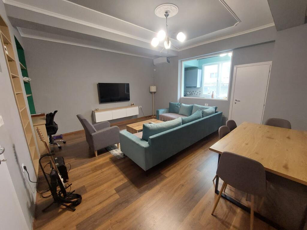 Vile 3 kateshe me qera tek Shkolla e Baletit/Tregu elektrik (1200 Euro)