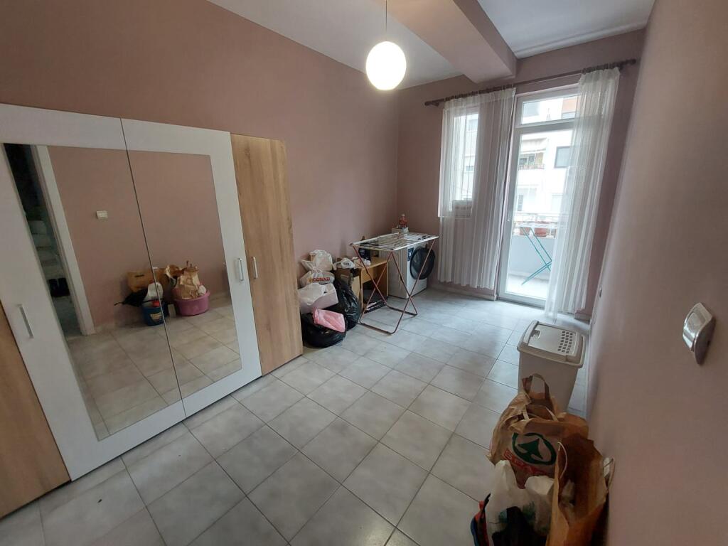 Vile 3 kateshe me qera tek Shkolla e Baletit/Tregu elektrik (1200 Euro)
