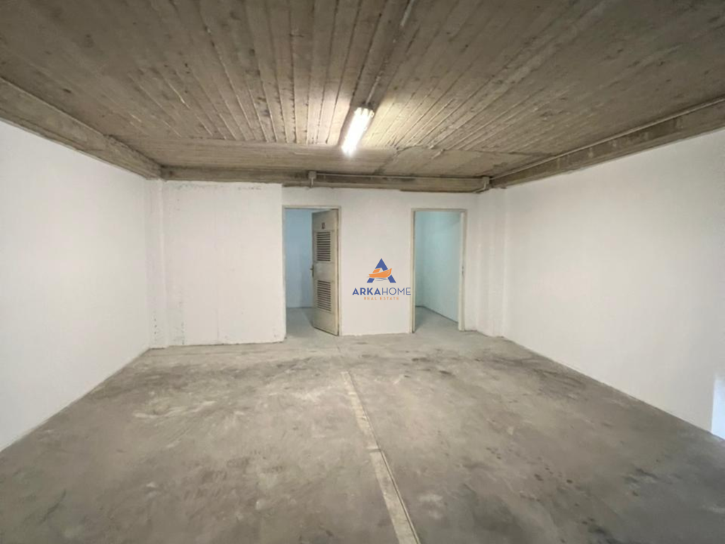 JEPET AMBIENT ME QERA 50.1M2 "UNAZA E RE" 350 EURO ( I DISKUTUESHEM).
