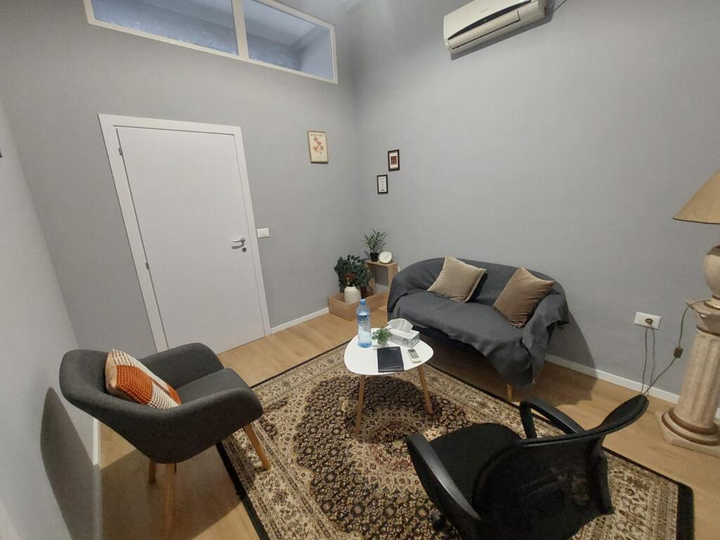 Vile 3 kateshe me qera tek Shkolla e Baletit/Tregu elektrik (1200 Euro)