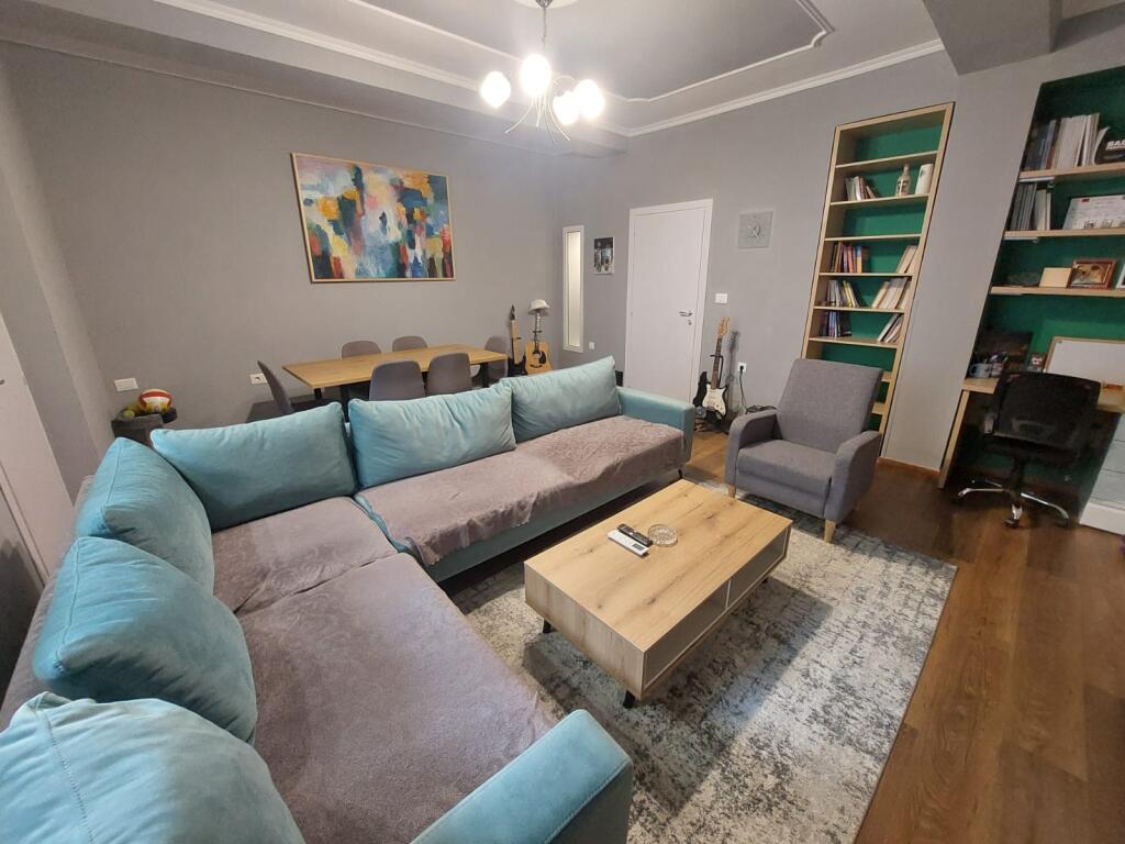 Vile 3 kateshe me qera tek Shkolla e Baletit/Tregu elektrik (1200 Euro)