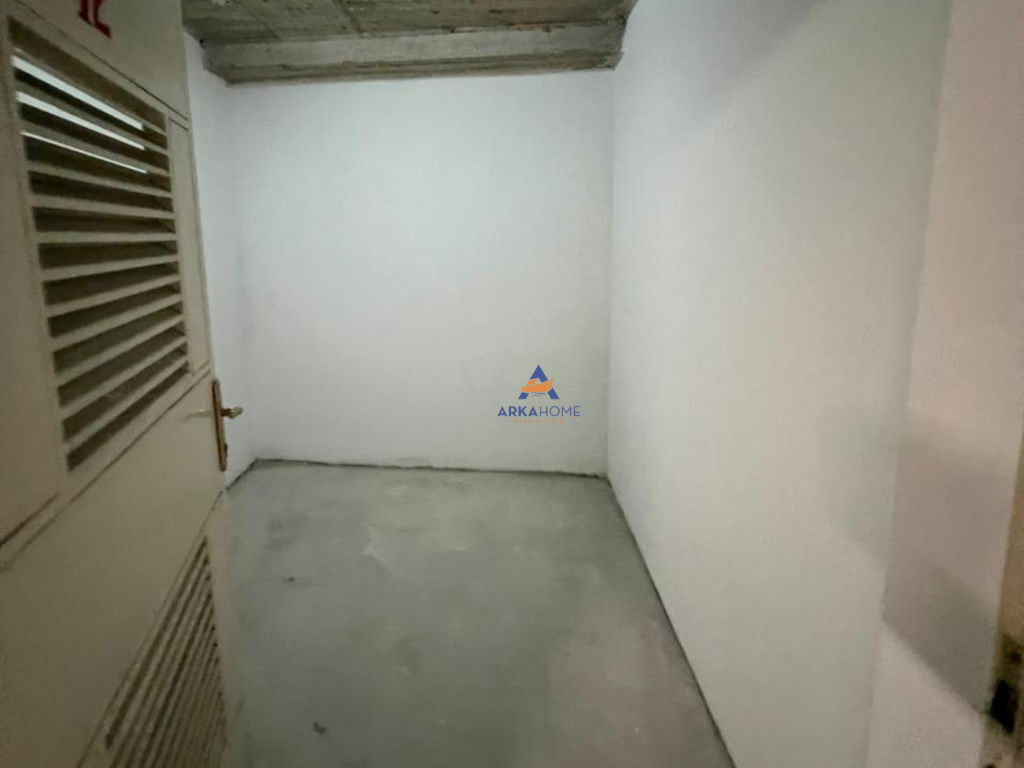 JEPET AMBIENT ME QERA 50.1M2 "UNAZA E RE" 350 EURO ( I DISKUTUESHEM).