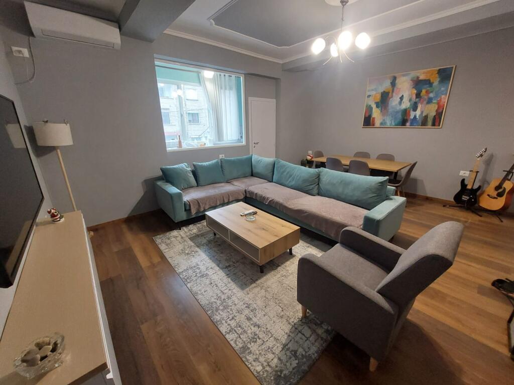 Vile 3 kateshe me qera tek Shkolla e Baletit/Tregu elektrik (1200 Euro)