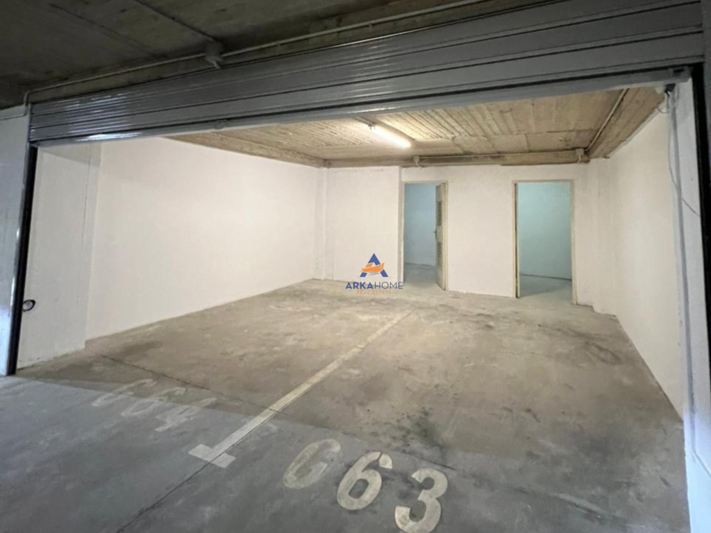 JEPET AMBIENT ME QERA 50.1M2 "UNAZA E RE" 350 EURO ( I DISKUTUESHEM).
