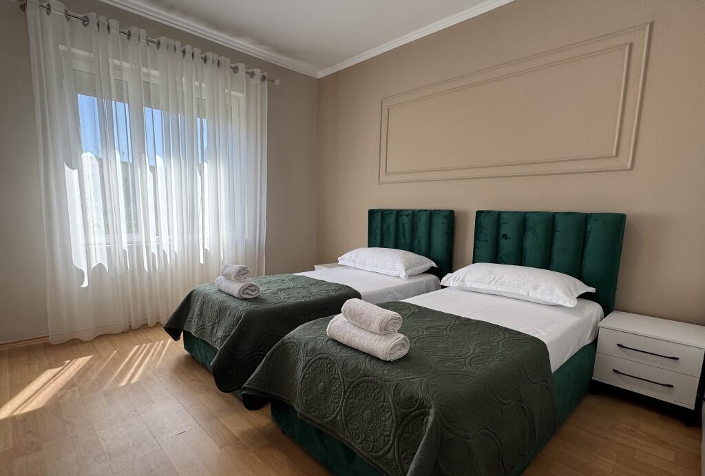 JEPET ME QERA APARTAMENT LUKSOZ 2+1 TEK KAFE FLORA (1000 euro)