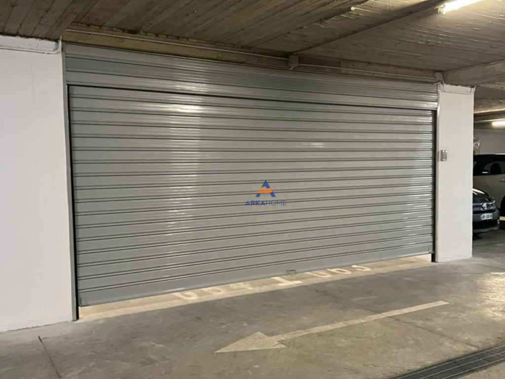 JEPET AMBIENT ME QERA 50.1M2 "UNAZA E RE" 350 EURO ( I DISKUTUESHEM).