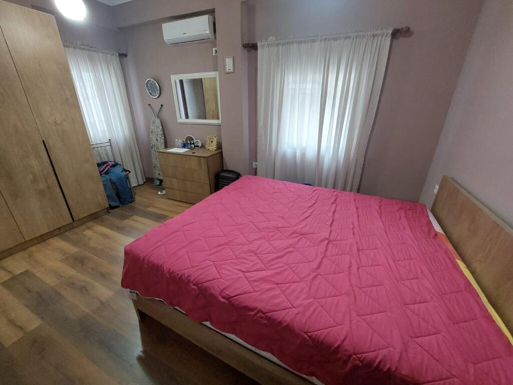 Vile 3 kateshe me qera tek Shkolla e Baletit/Tregu elektrik (1200 Euro)