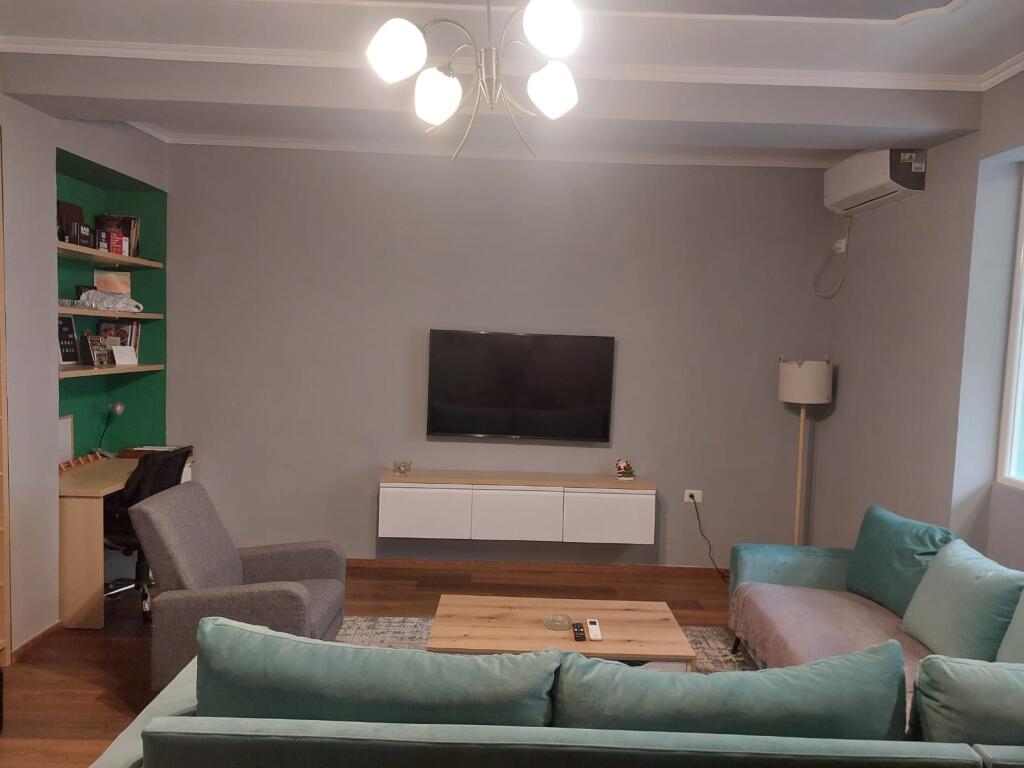 Vile 3 kateshe me qera tek Shkolla e Baletit/Tregu elektrik (1200 Euro)