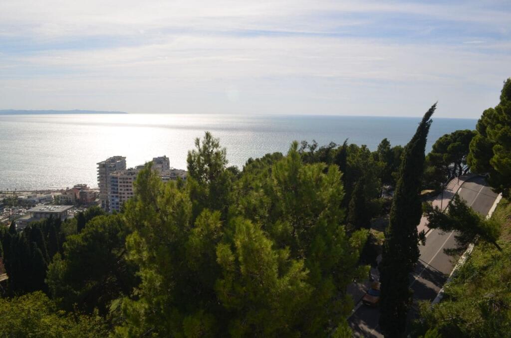 SHITET APARTAMENT 2+1+BALLKON NE QENDER TE DURRESIT