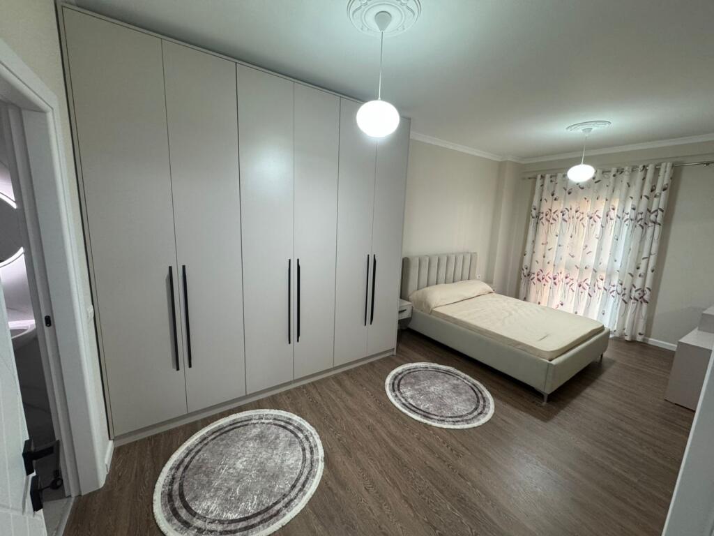 Super Apartament 2+1+parkim me qera prane TEG (900 Euro)