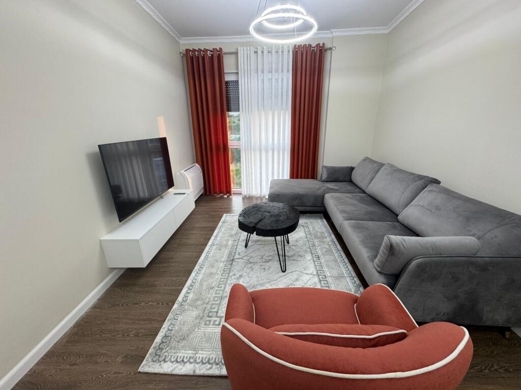 Super Apartament 2+1+parkim me qera prane TEG (900 Euro)