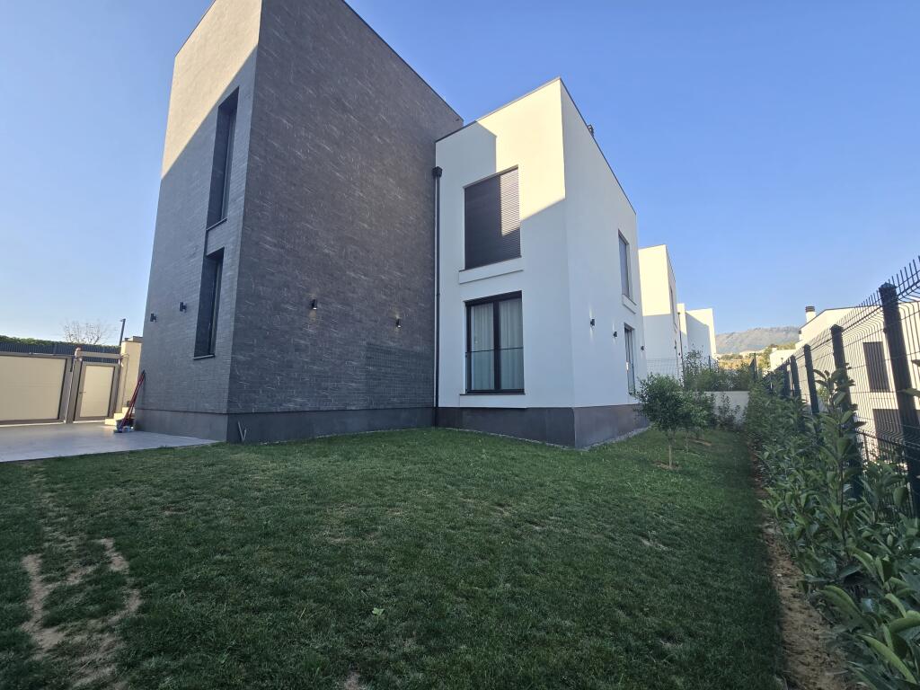 3-Storey Villa 4+1 for Rent – TEG*