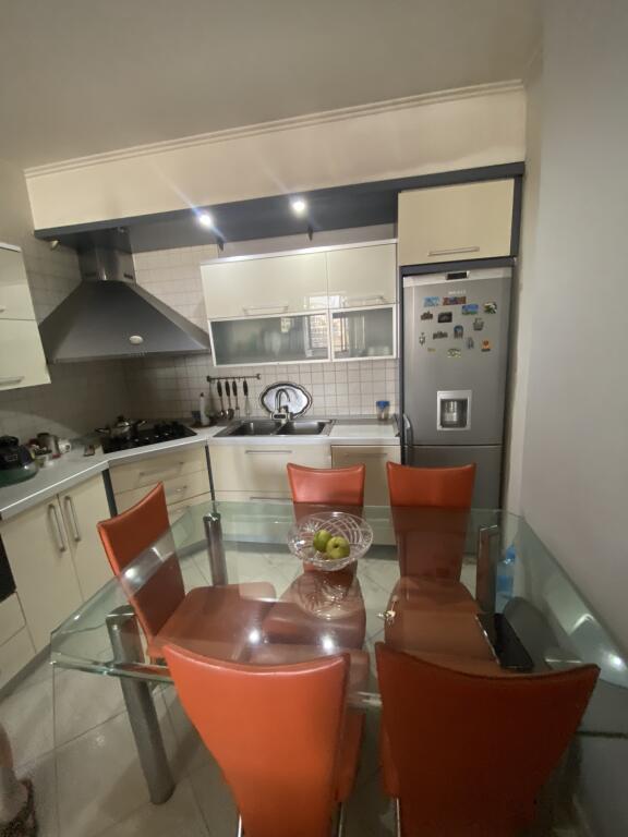3+1,i mobiluar te 9 kateshet,cmimi 900euro,parkim cmim shtese