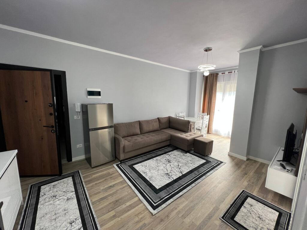 📣 VENDESI Appartamento 1+1 con Posto Auto 📍 Via "5-Maji" ✨   🏢 Nuova Costruzione  🪜 9° Piano (Con Ascensore)  📐 Superficie Totale 47.4 m2  🛋️ Arredato in Stile Contemporaneo   🅿️ Posto Auto -1   💶 Prezzo 110 Milioni Leke