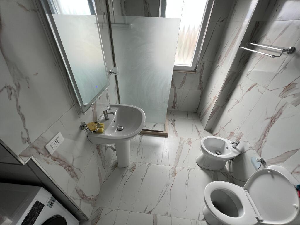 📣 VENDESI Appartamento 1+1 con Posto Auto 📍 Via "5-Maji" ✨   🏢 Nuova Costruzione  🪜 9° Piano (Con Ascensore)  📐 Superficie Totale 47.4 m2  🛋️ Arredato in Stile Contemporaneo   🅿️ Posto Auto -1   💶 Prezzo 110 Milioni Leke