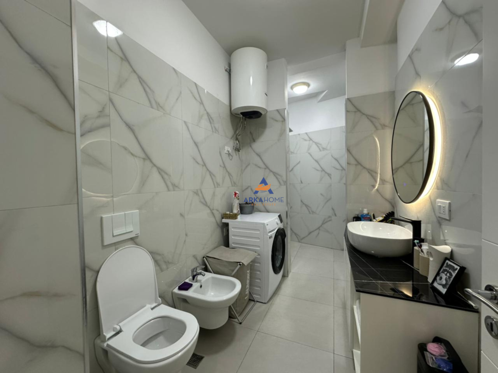 JEPET APARTAMENT 2+1+BALLKON+POST PARKIMI ME QERA TE "URBAN GATE,UNAZA E RE" 600 EURO