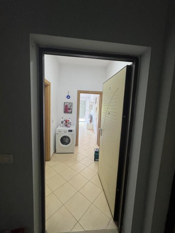 2+1,arredato presso la stazione di servizio Dhima Caza Italia,prezzo 650 euro
