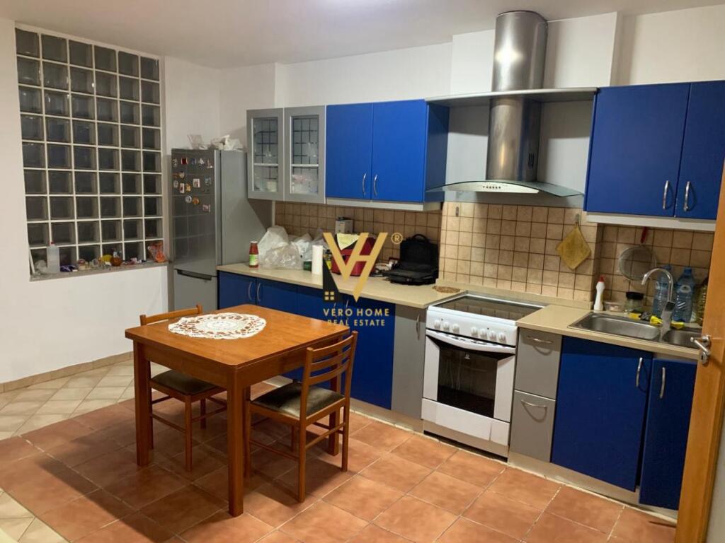 JEPET APARTAMENT 3+1+2+BLK ME QERA TE LIQENI ARTIFICIAL 1.200 EURO