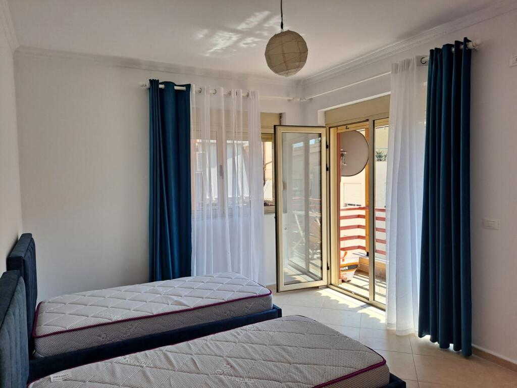 🏠 Jepet me qira apartament 2+1 📍 Rruga Peti, Liqeni Artificial💶Çmimi: 1000 € / muaj