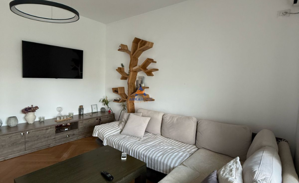 AFFITTASI APPARTAMENTO 1+1+BALCONE+POSTO AUTO PRESSO "AMBASCIATORE 3, STADIO AIR ALBANIA" 1300 EURO
