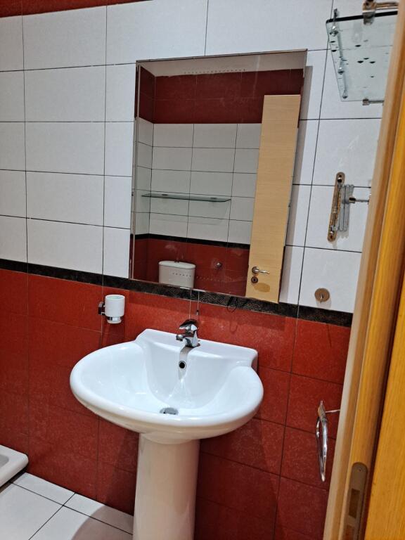 🏠 Jepet me qira apartament 2+1 📍 Rruga Peti, Liqeni Artificial💶Çmimi: 1000 € / muaj