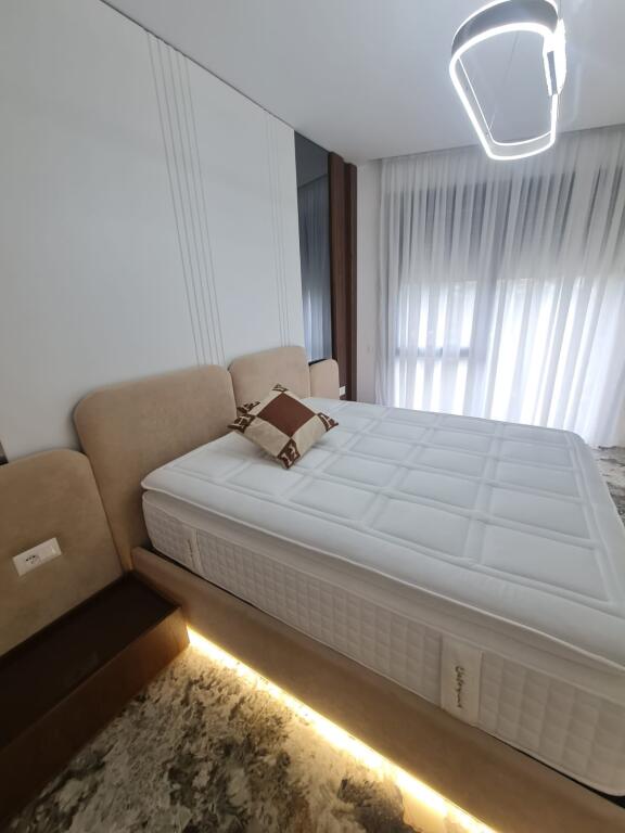 🏡 Apartament Modern 1+1 me Post Parkimi – Liqeni i Thatë 📍 Pranë Hotel Radisson💰 Çmimi: 1,200 € / muaj
