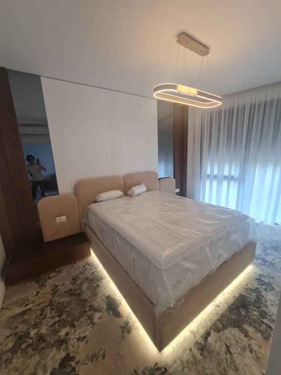 🏡 Apartament Modern 1+1 me Post Parkimi – Liqeni i Thatë 📍 Pranë Hotel Radisson💰 Çmimi: 1,200 € / muaj