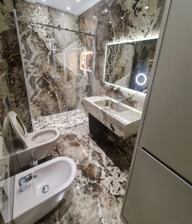 🏡 Apartament Modern 1+1 me Post Parkimi – Liqeni i Thatë 📍 Pranë Hotel Radisson💰 Çmimi: 1,200 € / muaj