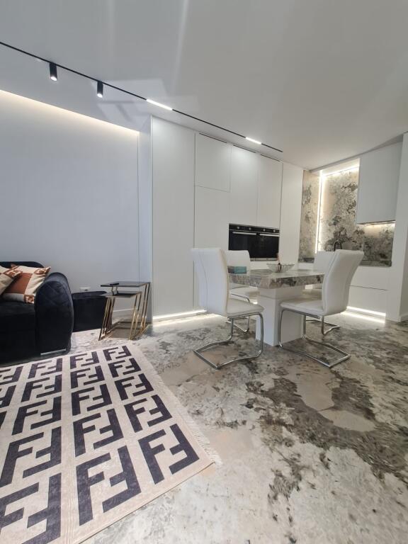 🏡 Apartament Modern 1+1 me Post Parkimi – Liqeni i Thatë 📍 Pranë Hotel Radisson💰 Çmimi: 1,200 € / muaj