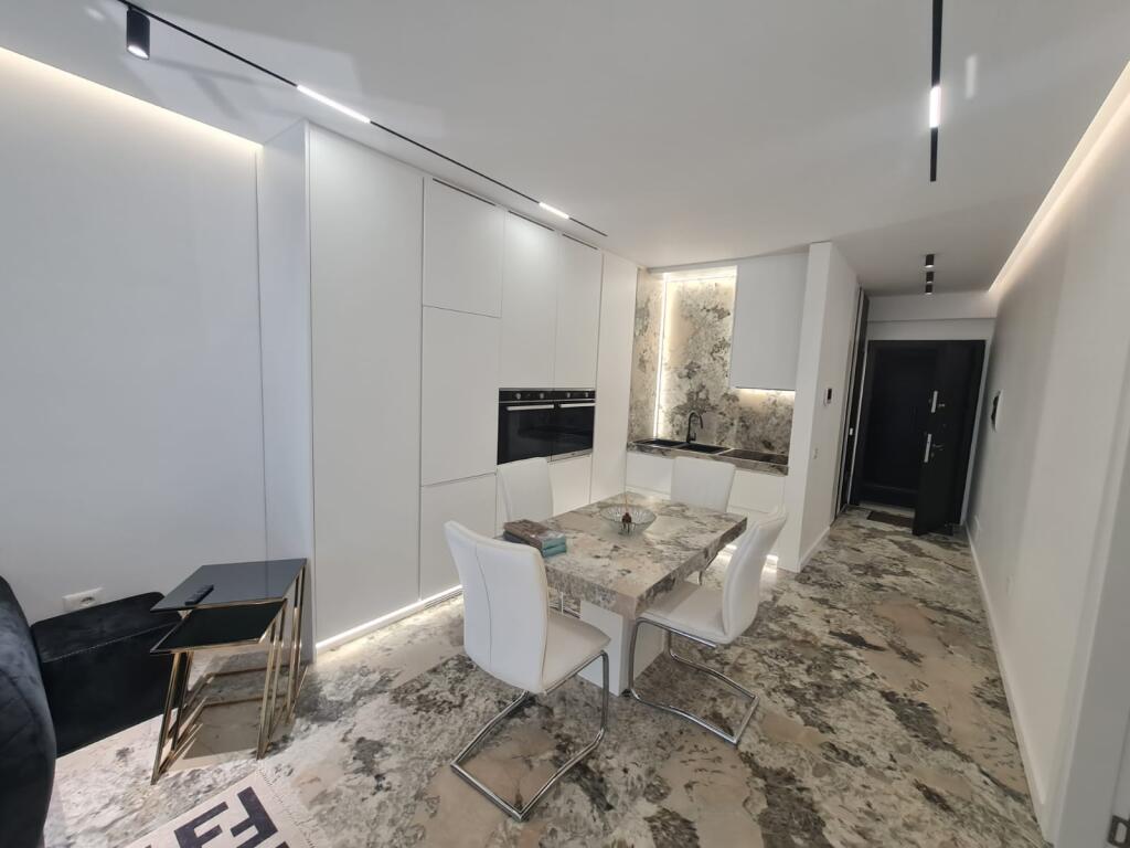🏡 Apartament Modern 1+1 me Post Parkimi – Liqeni i Thatë 📍 Pranë Hotel Radisson💰 Çmimi: 1,200 € / muaj