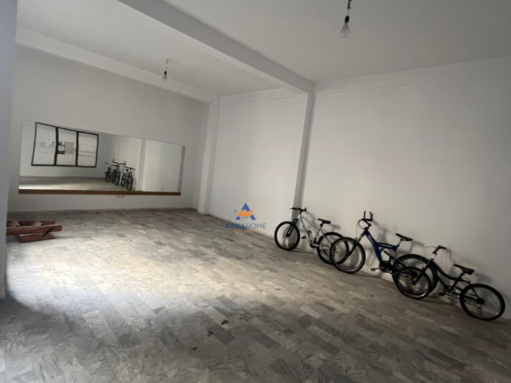 JEPET ME QERA AMBJENT 70M2 "TEK RRUGA E BOGDANEVE" 800 EURO
