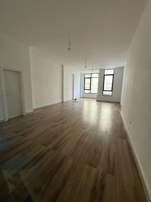 UFFICIO IN AFFITTO 155M2 STRADA DI DURRES 2.600 EURO