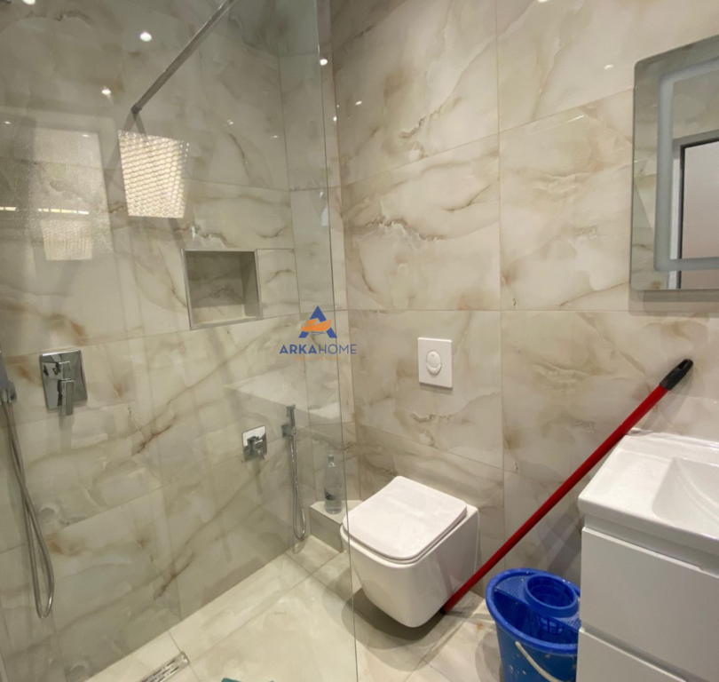 JEPET ME QERA APARTAMENT 1+1 PER ZYRA OSE AMBJENT BIZNES "21 DHJETORI" 400 EURO (ME PARKIM).