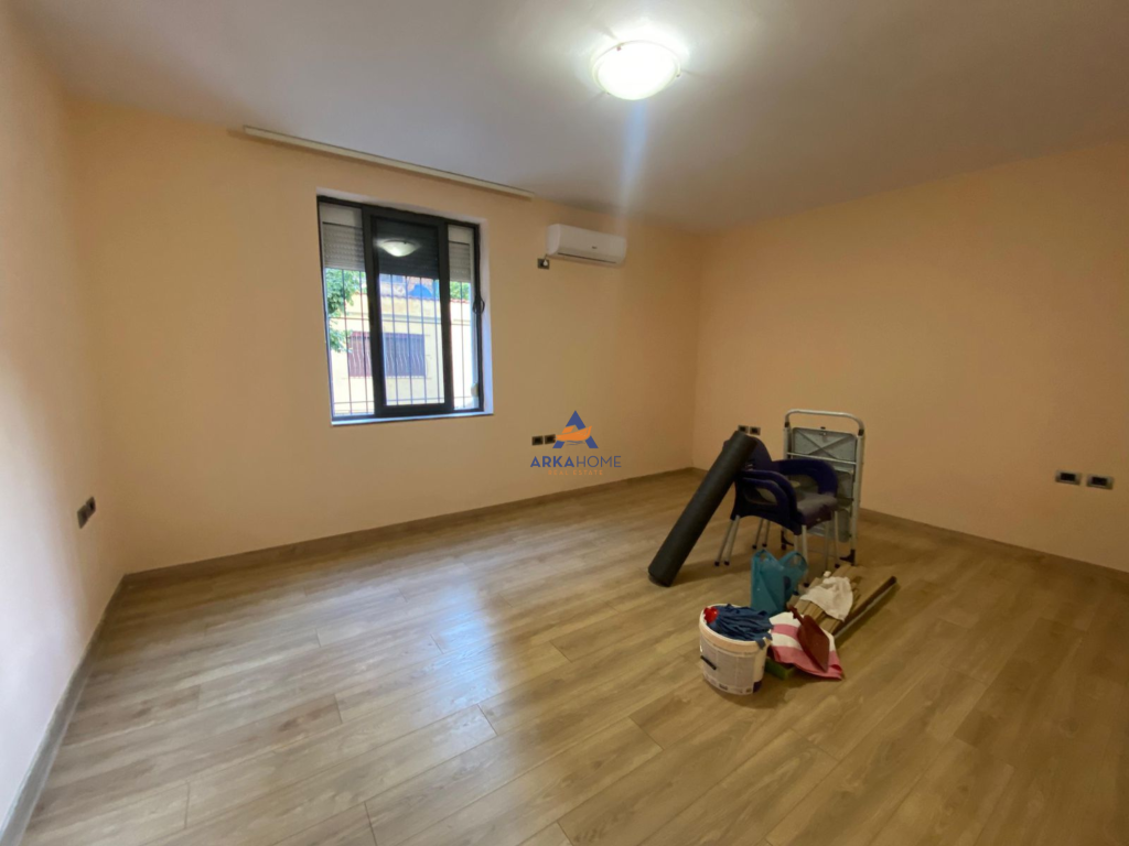 JEPET ME QERA APARTAMENT 1+1 PER ZYRA OSE AMBJENT BIZNES "21 DHJETORI" 400 EURO (ME PARKIM).