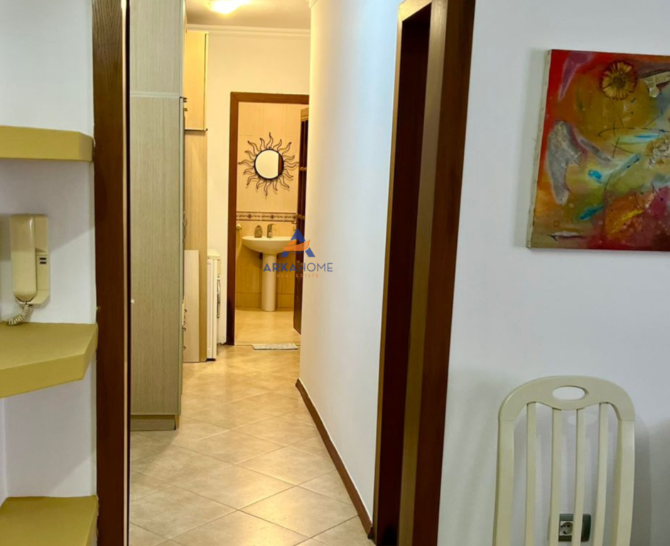 JEPET APARTAMENT ME QERA 2+1 "RRUGA SULEJMAN PASHA ,QENDER" 750 EURO.(PARKIMI I PERFSHIRE).
