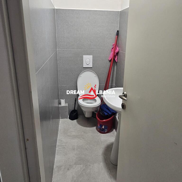 Dyqan ne shitje ne Qender rruga e Bogdaneve (ID 4171596).