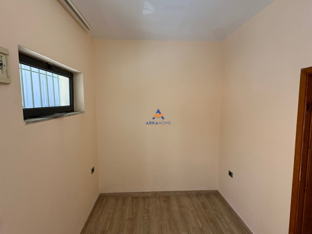 JEPET ME QERA APARTAMENT 1+1 PER ZYRA OSE AMBJENT BIZNES "21 DHJETORI" 400 EURO (ME PARKIM).