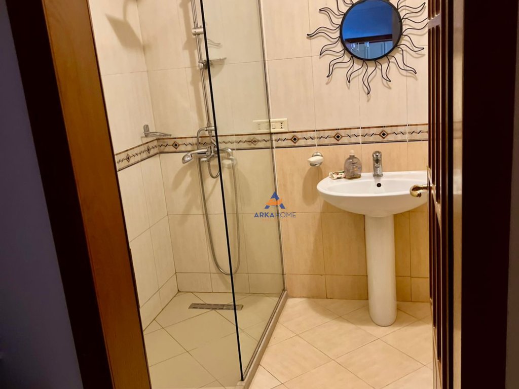JEPET APARTAMENT ME QERA 2+1 "RRUGA SULEJMAN PASHA ,QENDER" 750 EURO.(PARKIMI I PERFSHIRE).