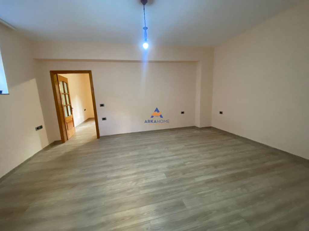 JEPET ME QERA APARTAMENT 1+1 PER ZYRA OSE AMBJENT BIZNES "21 DHJETORI" 400 EURO (ME PARKIM).