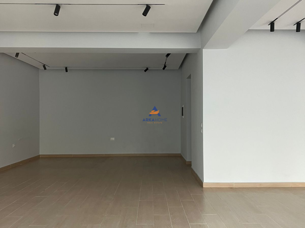AFFITTASI LOCALE 250M2 "COMUNE DI PARIGI" 4000 EURO.
