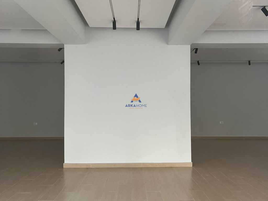 AFFITTASI LOCALE 250M2 "COMUNE DI PARIGI" 4000 EURO.