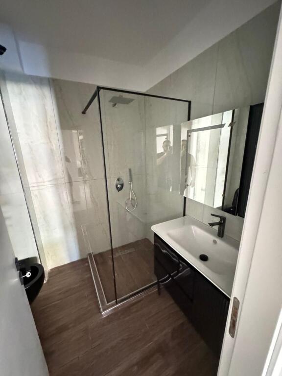 Jepet me qera super apartament 2+1+2 me garazh te Liqeni i Farkes