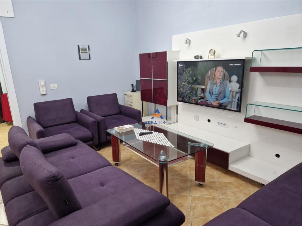 JEPET ME QERA APARTAMENT 3+1+2 BALLKONE " ZOGU I ZI" 800 EURO (PARKIMI I PERFSHIRE).