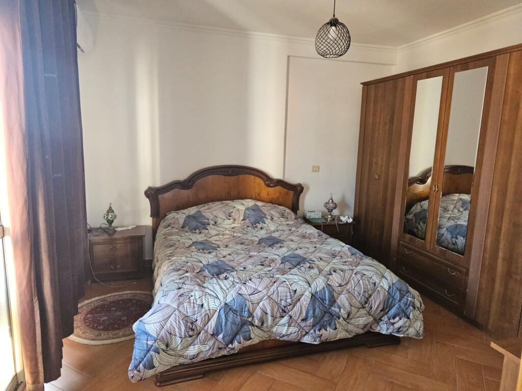 Apartament 2+1 me qira tek Rruga e Barrikadave!