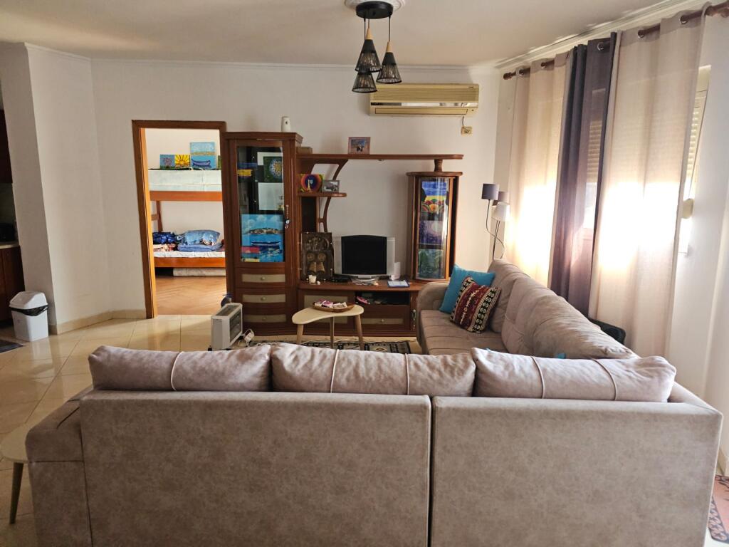 Apartament 2+1 me qira tek Rruga e Barrikadave!