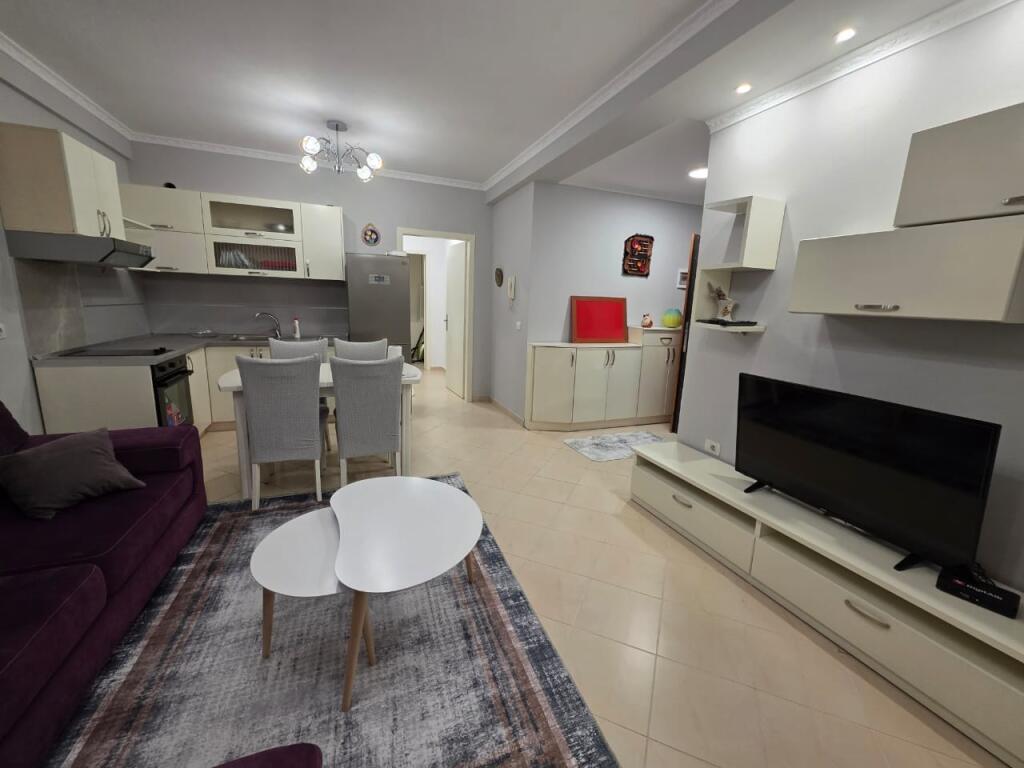 🏡 Jap me qira apartament 2+1 + 2 Ballkone Pallat i ri me ashensore 🛏️ Mobilim i plotë 🛋️ Sallon 🍽️ Guzhina e gatimit 🛌 2 Dhoma gjumi 🚿 Tualet 👁️2 Ballokone ❄️ Sistem kondicionimi 📐 Sipërfaqja 93m2 🚫 Pa kafshë shtëpie 👨‍👩‍👧‍👦 Vetëm për familjarë 📅 Qiraja afatgjatë 💶 50.000/muaj 🔒 1 qira + 1 garanci  RRUGA 3 DESHMORËT, YZBERISHT, 