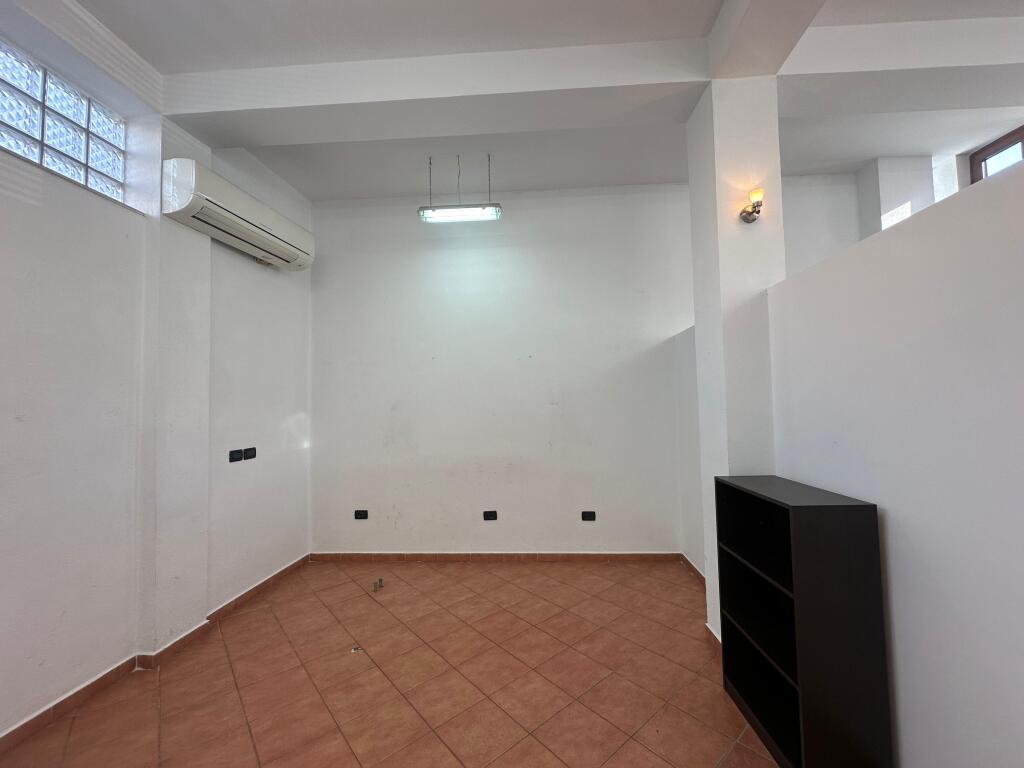 Ambiente Ufficio in Affitto a Porcelan