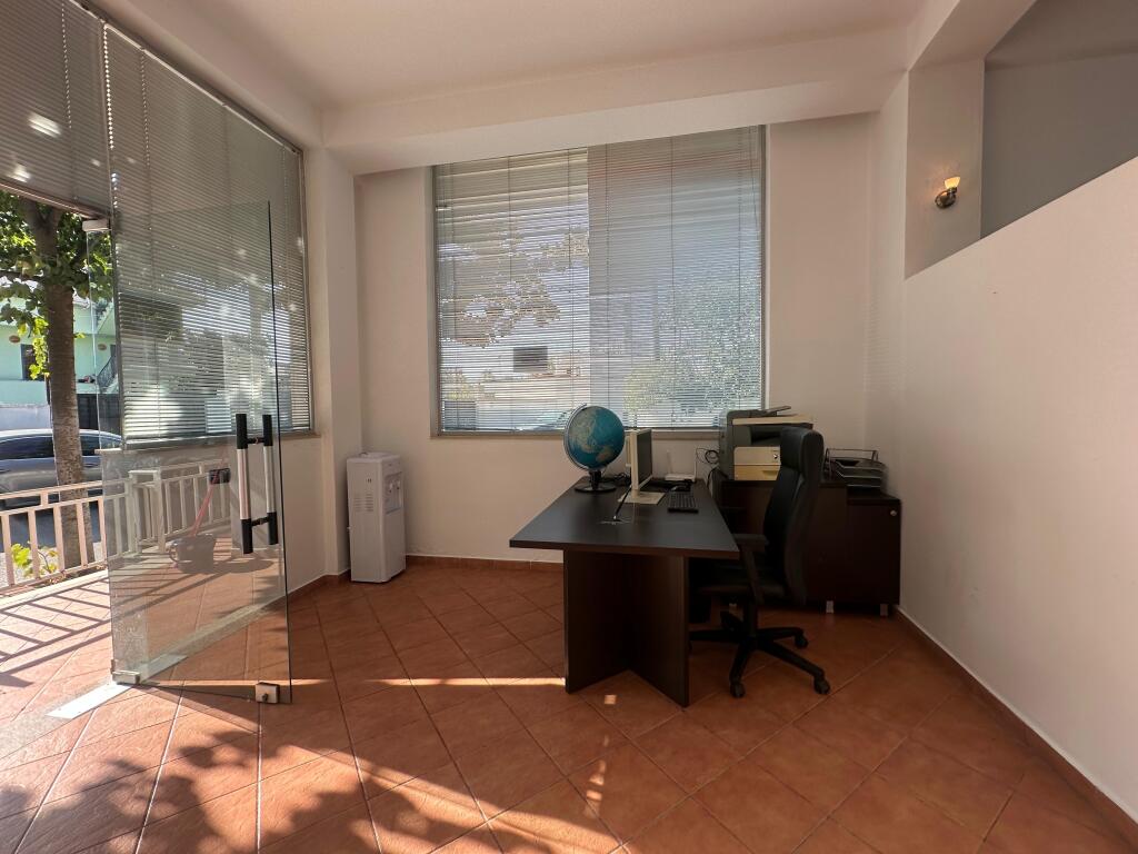 Ambiente Ufficio in Affitto a Porcelan